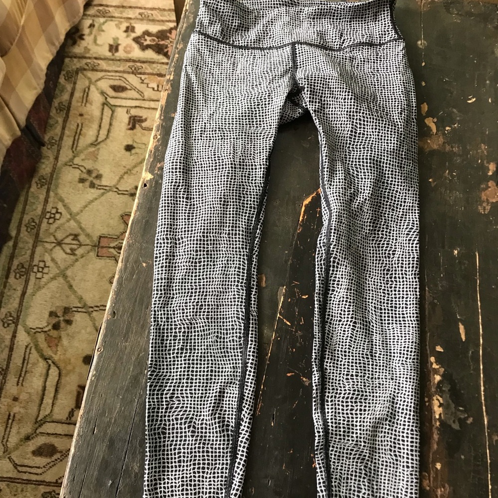 Lulelemon black and white stretch pants